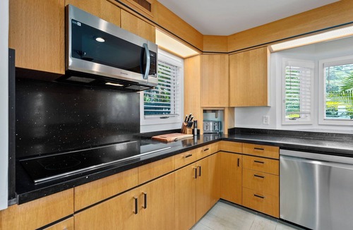 Kuliouou - Kalani Iki House | Wailupe Beach Front: Lux Oceanfront w/Pool, Hot Tub, Beach Access & Stunning Vi