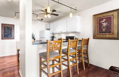 Historic Kailua Village Condo | 🏖️Walk to Kona Town | Ocean View | Concierge Included!