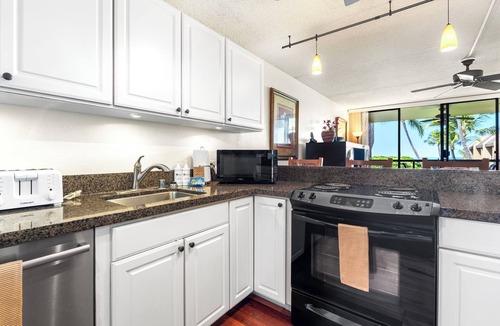 Historic Kailua Village Condo | 🏖️Walk to Kona Town | Ocean View | Concierge Included!