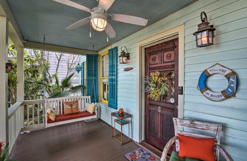 San Jacinto House | Walk to Poretto Beach: Tropical Oasis in Galveston