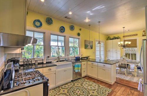 San Jacinto House | Walk to Poretto Beach: Tropical Oasis in Galveston