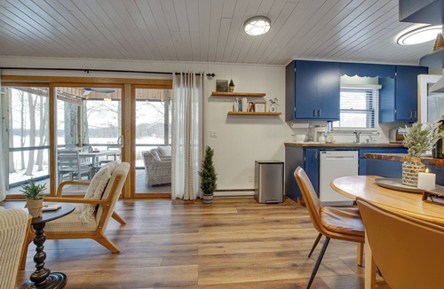 Pullman Cottage | Waterfront Deck! Chic Lower Scott Lake Cottage
