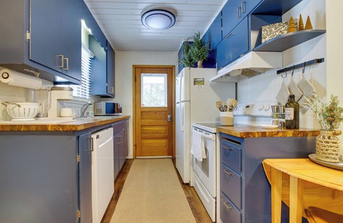 Pullman Cottage | Waterfront Deck! Chic Lower Scott Lake Cottage