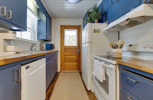 Pullman Cottage | Waterfront Deck! Chic Lower Scott Lake Cottage