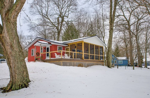Pullman Cottage | Waterfront Deck! Chic Lower Scott Lake Cottage