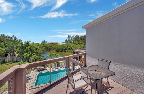 Siesta Key Condo | Waterfront/Pool mins to Siesta Key Beach- bikes/kayaks/SUPs incl-paddle to beach