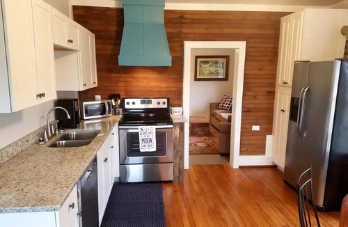 Dover Cottage | Waterfront Private Retreat - Near Downtown