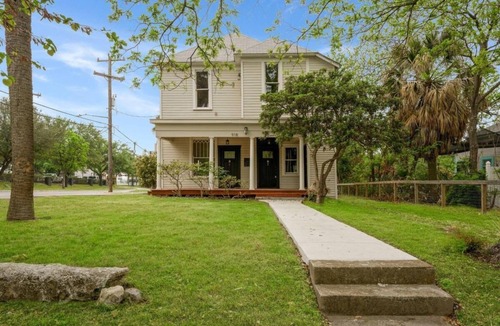 Government Hill Apartment | Whimsical 1b1b by Fort Sam Houston, The Pearl, and Downtown