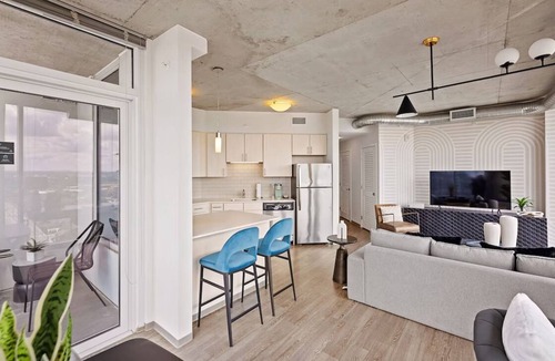 Sobro Apartment | Work-Ready Downtown Stay | Rooftop Lounge & Kitchen | Near Broadway & Symphony