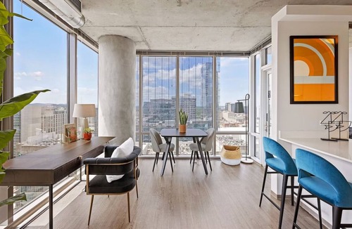 Sobro Apartment | Work-Ready Downtown Stay | Rooftop Lounge & Kitchen | Near Broadway & Symphony