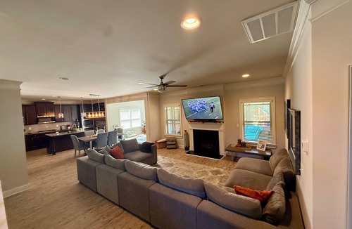 Fairburn House | World Cup Ready Spacious 5BR Home Near Atlanta Stadium & Downtown Restaurants