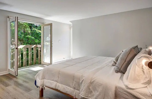 Eastlake Condo | World Cup Spacious Lake View Home — Sleeps 6, 10 Min to Lumen