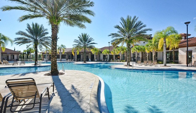16 beds gated home/Mins to Disney/WaterPark/Arcade/Bar/Gym/AC/WiFi