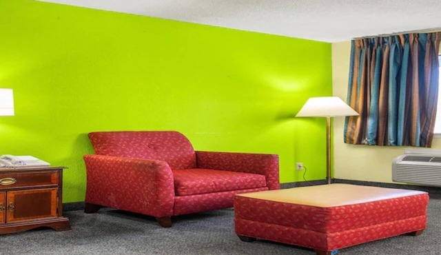 2 Accommodations for Family or Group Stay near Kentucky Downs | Free Parking