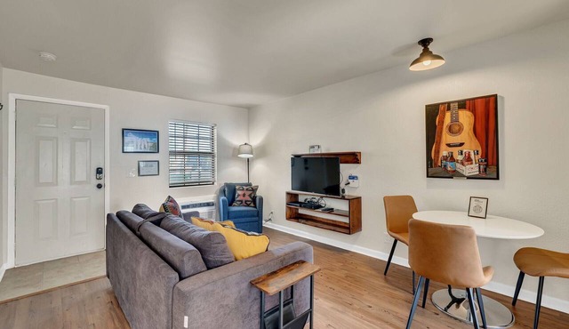 2 Bedroom 1 Bath Near Downtown!
