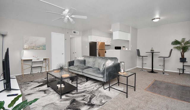 2 bedroom with Pool mins from major hospitals