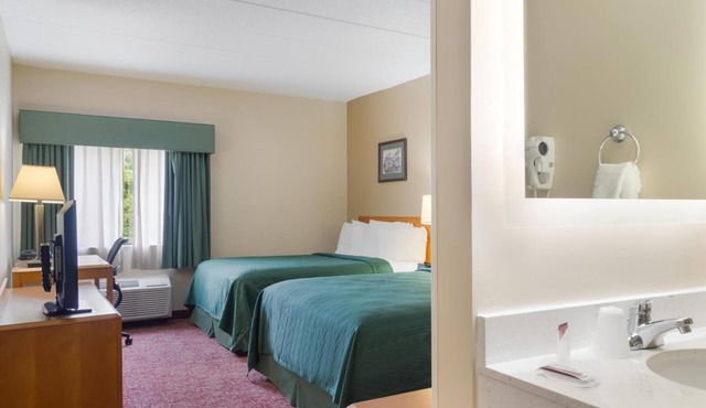 2 Budget-Friendly Rooms near Fresco Smithfield | Free Parking & Pool Access