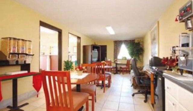 2 Roadside Queen Rooms w/Essentials Near St. Anne Intl. Festival