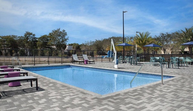 2 Spacious Studio Suites w/Kitchenette l Outdoor Pool & Free Breakfast