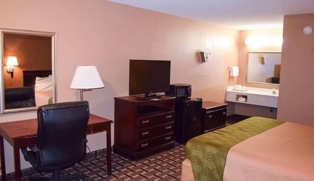 2 Value-Driven Rooms Near Pinetuck Golf Course