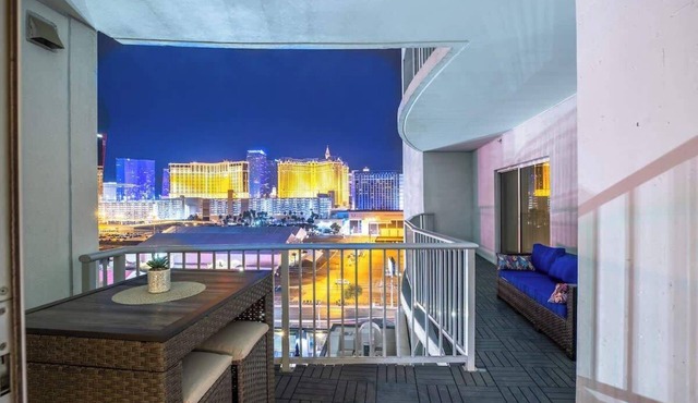 2100 SqFt Penthouse Suite W/Strip Views! POOL GYM