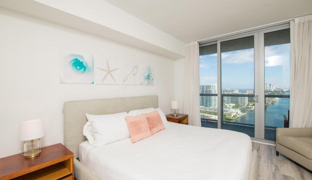 2803AB Chic 2 BR 2BTH Water Views Modern Kitchen Suite Balcony Gym Pool