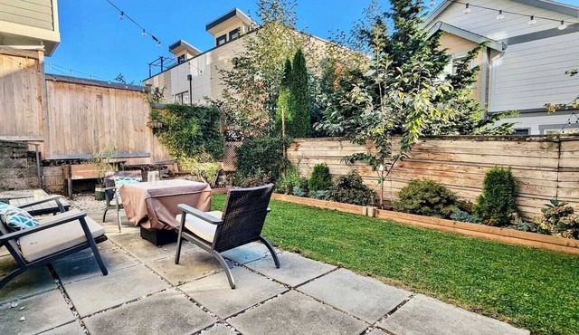 2Bed/2Bath Standalone Mountain View Home l Walk To Light Rail - City Exploring!