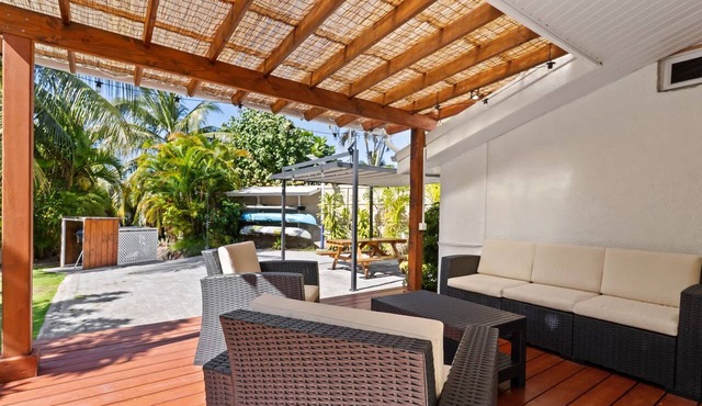 2BR Moorea Retreat With Private Canal BBQ