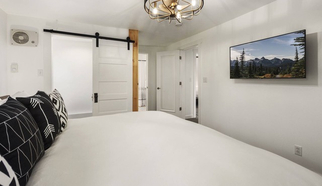 2nd floor in Duplex 2BR close to Mt. Rainier