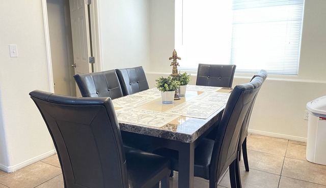 3 bedroom fast wifi 15 min to strip Fremont street