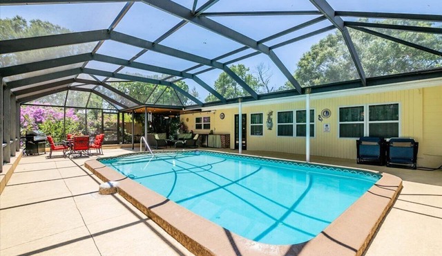 3 BR/3 BA with Private Pool & Patio Near Beaches