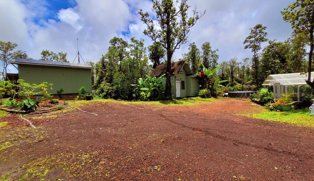 #3 cabin - private space in volcano with TV, Microwave and indoor bathroom