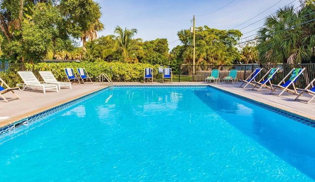 #3 Heated Pool, Large Yard, 1BR+sunroom/office