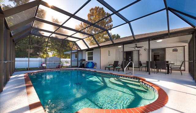 3 Palms Inn- 2/3 bedroom heated pool house!