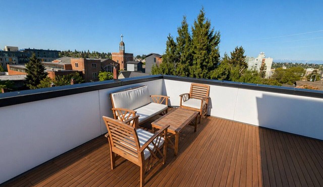 3BR 2.5BA Rooftop View Green Lake Hideaway near UW