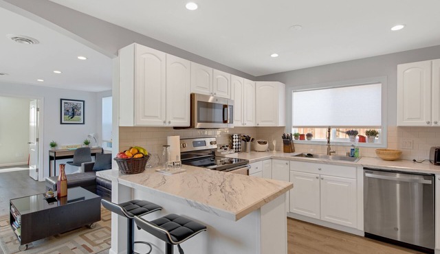 3BR/2BA House-AC- Parking- Light Rail (Relist- supper host)