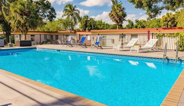 #4 Heated Pool, Large Yard, 2BR+sunroom/office