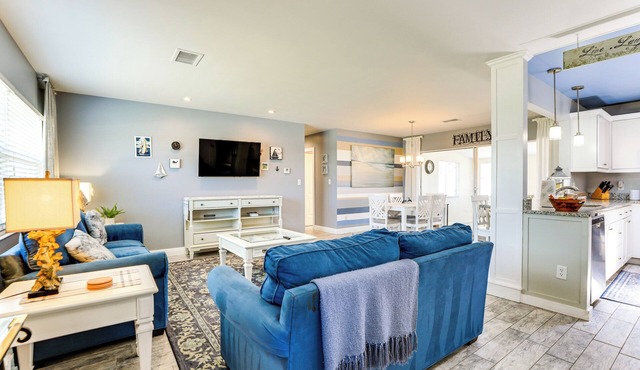 4 Mi to Venice Beach: Home w/Patio & Yard