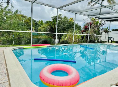 4BR Villa Poolside escape Lush garden views