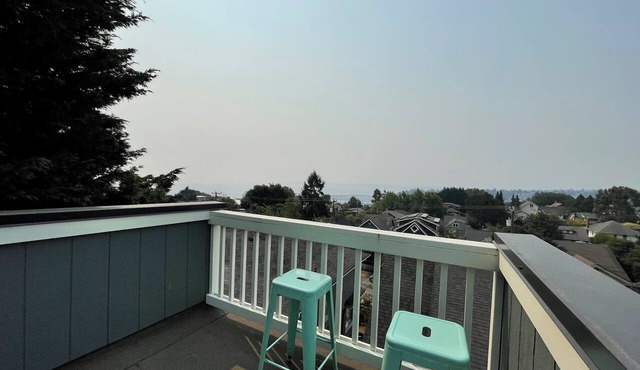 7 min to downtown! Retreat for 2 on Queen Anne Hill w/Rooftop Deck & Ocean View.