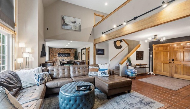 9 BDR Close to Main Street with Secluded Hot Tub