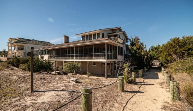 9 Bedroom Oceanfront Beach House in Debordieu