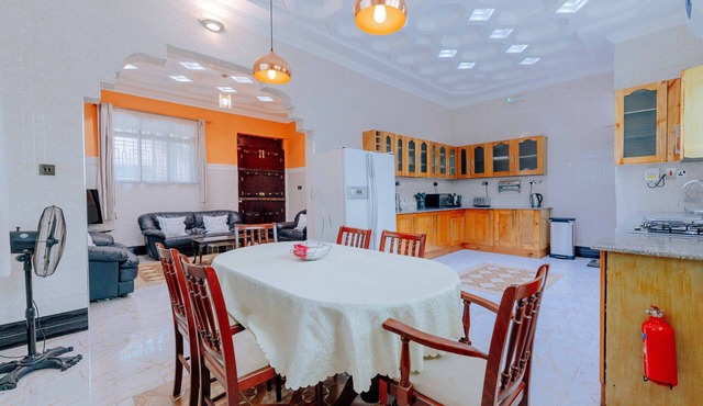 a cool 3 bed bungalow, a hop away from the airport