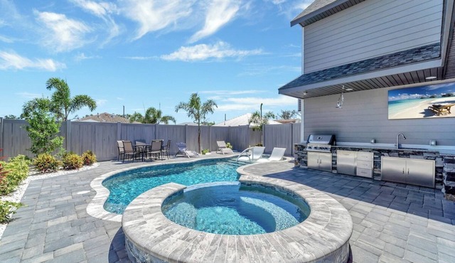 A pool, pinecraft & espresso sleeps 4