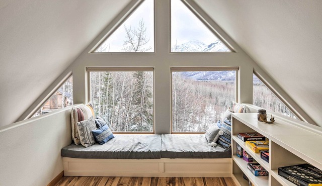 Alaskan Mountain Gem With Private Hot Tub & Gym!