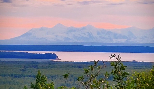 Amazing mountain & ocean VIEWS in exclusive Eagle River neighborhood apartment!