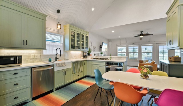 Artistic & Charming 2-bedroom house on quiet lake near NASA and Galveston