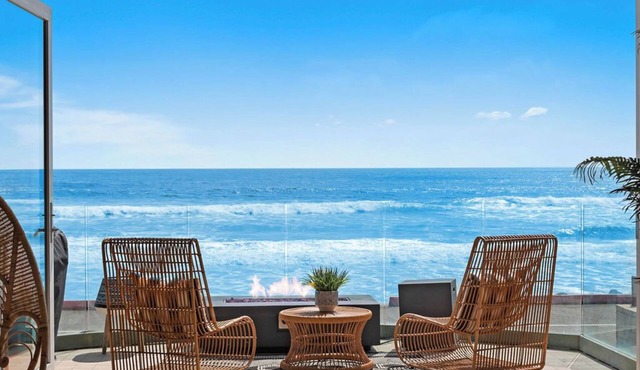 BEACH FRONT BOHO DREAM. Walk to Everything -Great for large Parties LOWER UNIT