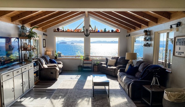 Beach Front Spacious Home-Whale watch from the deck!