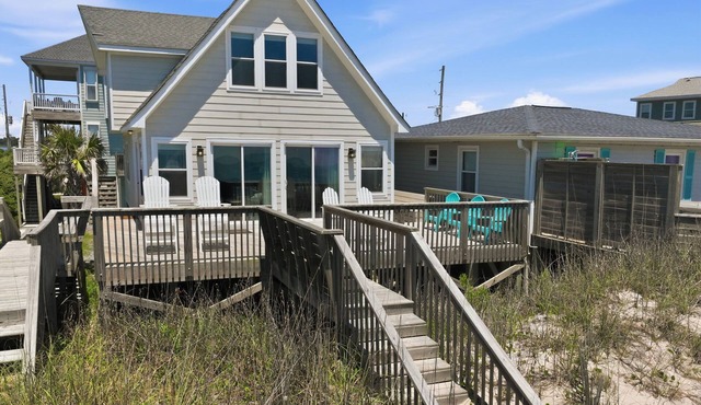 Beachfront home with stunning ocean views — Dog-friendly too!